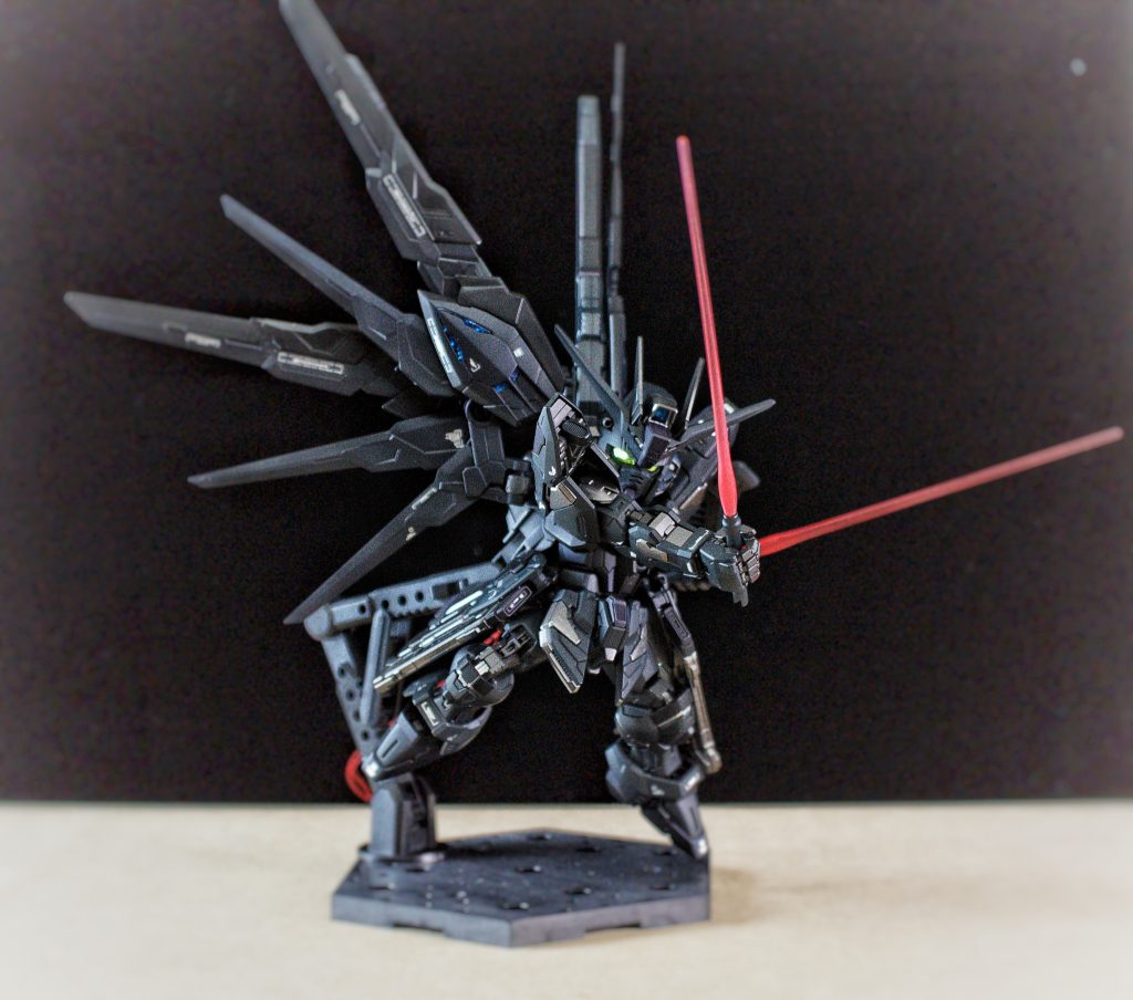 電飾にも挑戦!カメラアイだけ光らせました。配線が見えますが、そこはスルー。前回からブルーライトを照射して撮影しましたが、なんというか力強さが足りないと感じたので、電飾にチャレンジしました。いい感じだと思います!次回も積極的に頑張ります! がしかし、顔周辺に白い何かが・・・。これは瞬間接着剤です。LEDライトの固定に瞬間接着剤を利用しました。手にコレが付着している状態で、肩や顔周辺を触ったらしく、時間が経てば白くうっすら浮き上がる。もう崩れるほどショックでした。次回からは瞬間接着剤ではなく、レジンや光硬化パテなどを使いたいと思います。