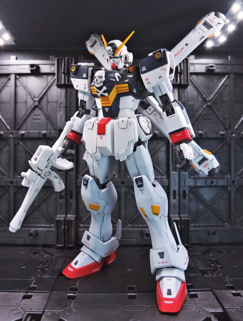 一番苦手とした部分はABSパーツの塗装です今まで何度も割って来た経験からABSに関しては苦手意識が強すぎてゲート処理もおざなり、プライマーを吹いて塗料は水性塗料で行いました。あとバスターガン、見本のように持てないんですけど!干渉して塗装が剥がれそうになるので柄から出てるアンクルガードみたいな部分はカットさせてもらいました。当初はバスターガンを作る予定無かったのですが斬馬刀とかが破壊されましたので急遽制作と言う事もあり色分けとか全然しないまま最後まで来てしまいました。ABCマントの事は忘れましょう、シザーアンカーも。MGでコレだけ大変なのにRGクロボン作る人は凄いなぁと思いました、RGとか13cm位ですよね?最後に作業を終えての感想としては積(詰)む前に作ろう、放置絶対ダメ!クロスボーンガンダムは恰好いいなぁ