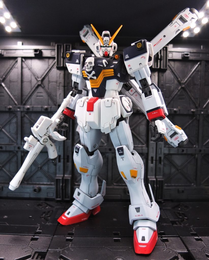 制作環境も多少は整い数個ほどのHG制作などを経ていよいよ過去の遺産に手を付けようかと倉庫から持ち出しました。平成の置き土産、令和に制作開始です!箱は18年前から開けたままでして、紫外線でたっぷり日光浴をしておりその結果、ランナーから外した覚えがないのに一部パーツが取れてました