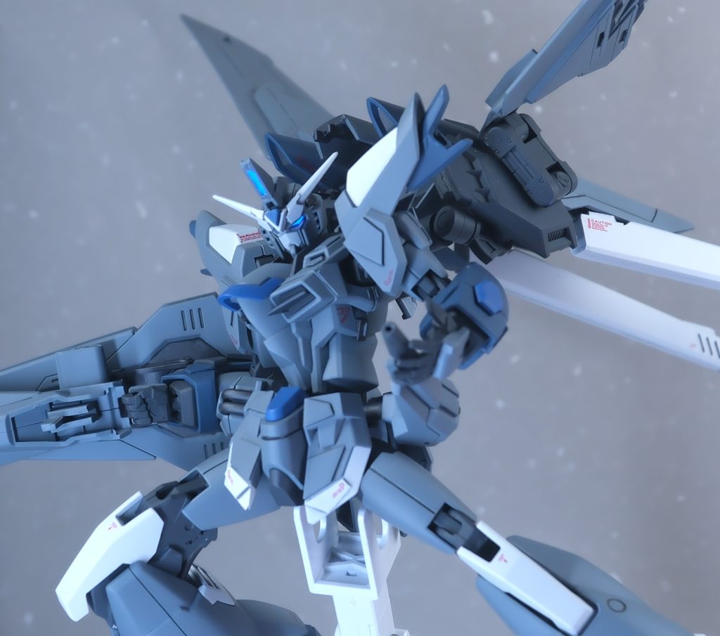 地味に腰部にもビームキャノンを。意外と砲門の数は多め