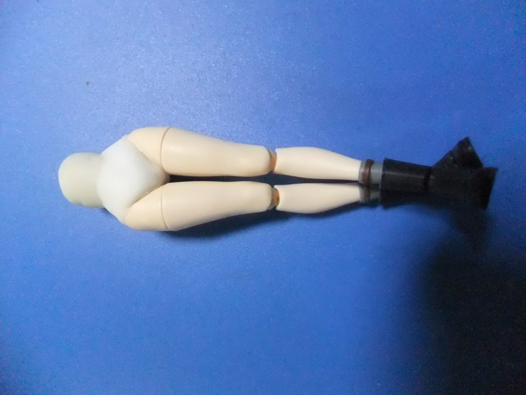 ボディパーツは丸々欠損しているので樹脂粘土を衣装パーツに押し込んで完全乾燥後に干渉部分をカッターやヤスリでだいたい削り込みを行いマス。衣装で隠れる部分なのでデティールを加える必要はありません💦