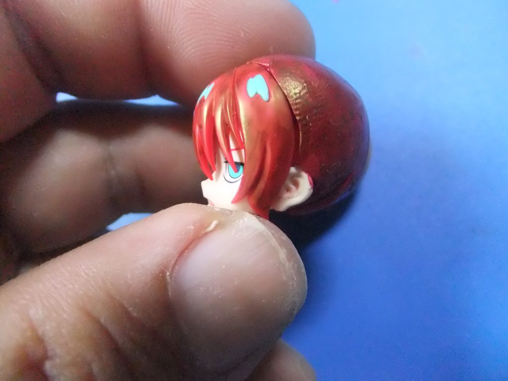 後頭部の頭髪パーツが欠損しているので樹脂粘土で補填します。