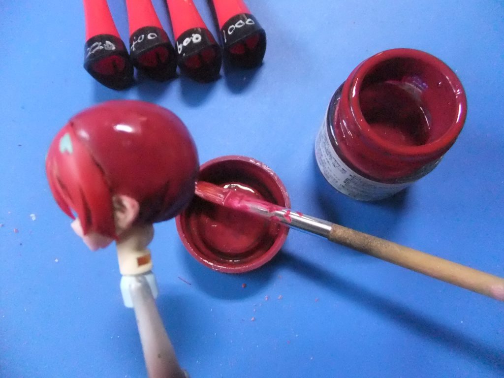 表面処理後にクレオス マルーンを筆塗りデス。