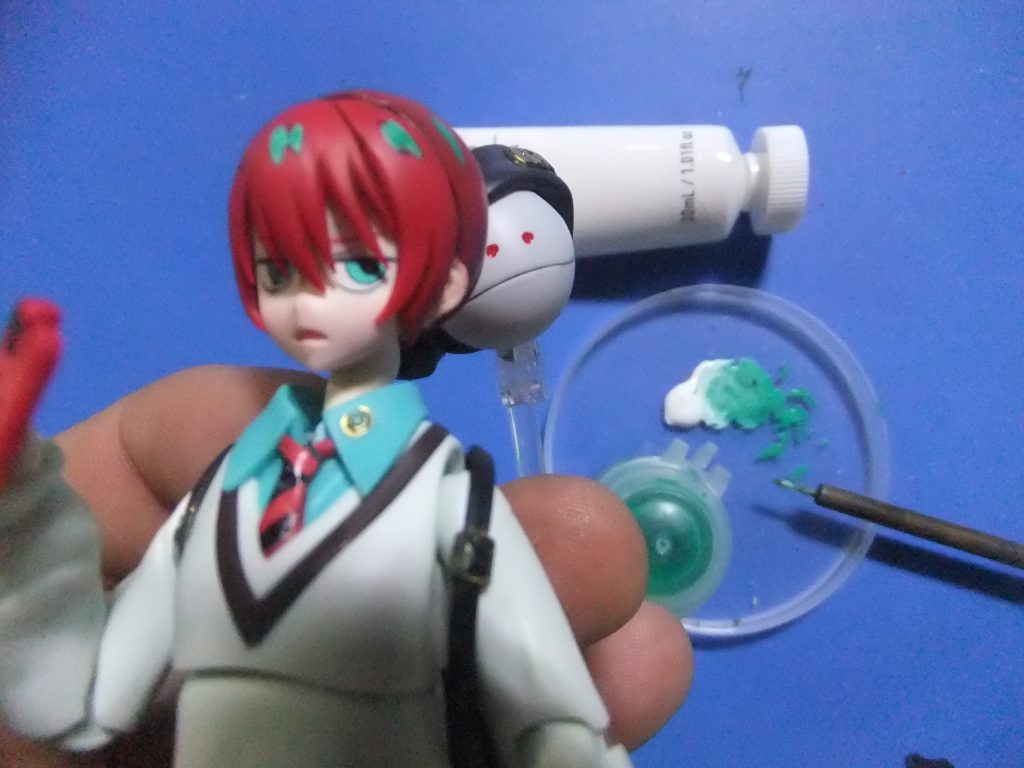 髪の毛の「 テカリ」は百均アクリルホワイトとシタデルカラーのグリーン系を混色して筆塗りを行いマス。