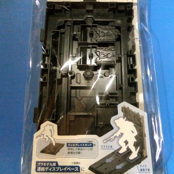 コチラは尺の関係でのショート版となりマス😁百均アイテム　「 カタパルト」「 司令室」を「 連結ディスプレイベース」に組み込んで「 RG　エールストライクガンダム」を組み込んで遊んでみました😁百均アイテム　樹脂粘土で欠損パーツを自作するよりはお手軽に楽しめるのでオススメデス😁（2枚目）