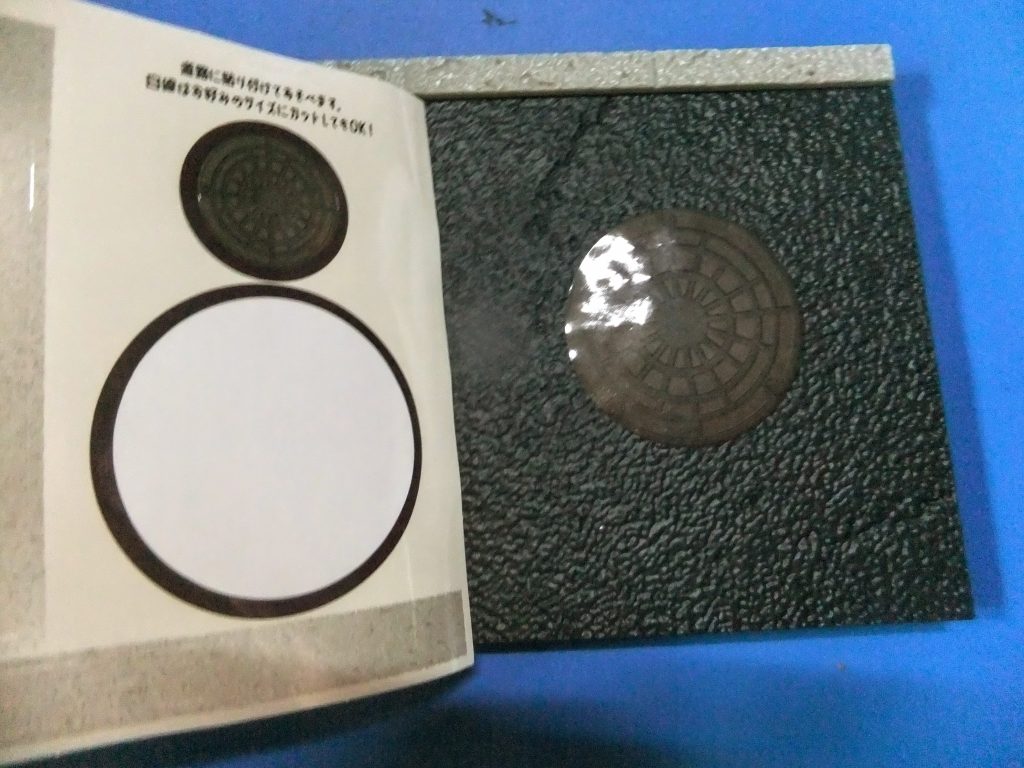 いつもの道路は付属のシールでマンホールの蓋 白線をシールで再現する事が出来ます😁