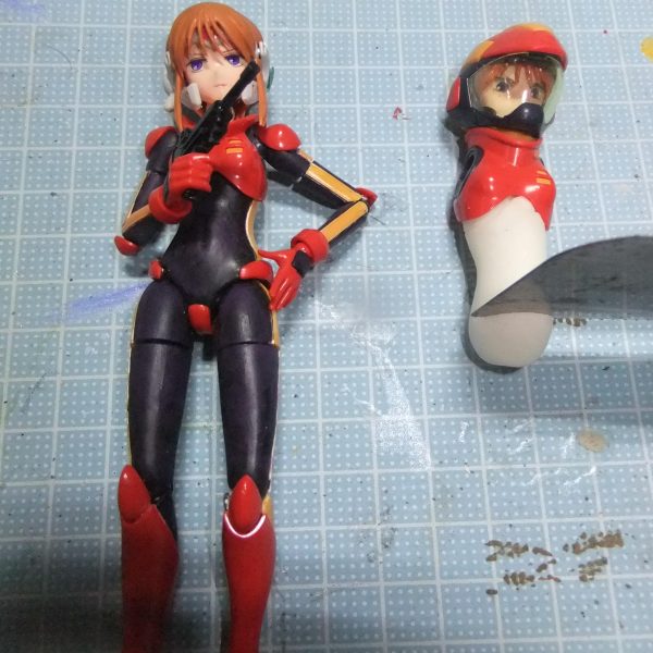 どうも！こんにちは〜っ！G太郎デス♫今回はプルツーの余剰パーツを百均樹脂粘土で補填してクローン💦を作って行きマス。予め樹脂粘土でブロックを作って置いたモノを加工して不足パーツを自作してもう一体作って行きマス。強度面を加味して30MSの余剰パーツを部分的に流用してイマス。腰回りは？肉付きが少ないので「 追い樹脂粘土」を充填して形状補正をしてイマス。最後に余った樹脂粘土で「 腕」「 脛」「 靴」パーツの元になる樹脂粘土ブロックを作って本日の施工は終了となりマス😁（2枚目）