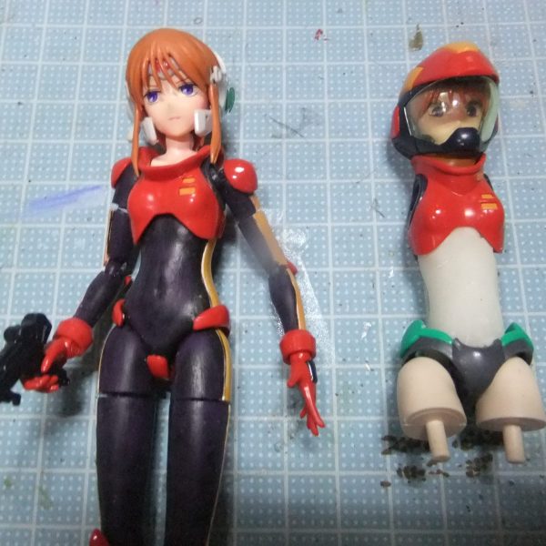 どうも！こんにちは〜っ！G太郎デス♫今回はプルツーの余剰パーツを百均樹脂粘土で補填してクローン💦を作って行きマス。予め樹脂粘土でブロックを作って置いたモノを加工して不足パーツを自作してもう一体作って行きマス。強度面を加味して30MSの余剰パーツを部分的に流用してイマス。腰回りは？肉付きが少ないので「 追い樹脂粘土」を充填して形状補正をしてイマス。最後に余った樹脂粘土で「 腕」「 脛」「 靴」パーツの元になる樹脂粘土ブロックを作って本日の施工は終了となりマス😁（1枚目）