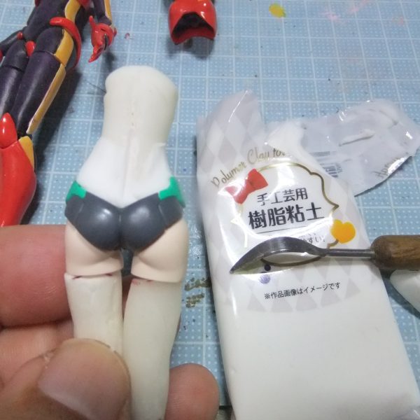 どうも！こんにちは〜っ！G太郎デス♫今回はプルツーの余剰パーツを百均樹脂粘土で補填してクローン💦を作って行きマス。予め樹脂粘土でブロックを作って置いたモノを加工して不足パーツを自作してもう一体作って行きマス。強度面を加味して30MSの余剰パーツを部分的に流用してイマス。腰回りは？肉付きが少ないので「 追い樹脂粘土」を充填して形状補正をしてイマス。最後に余った樹脂粘土で「 腕」「 脛」「 靴」パーツの元になる樹脂粘土ブロックを作って本日の施工は終了となりマス😁（5枚目）