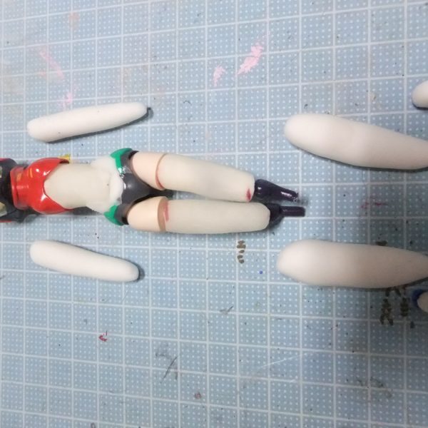 どうも！こんにちは〜っ！G太郎デス♫今回はプルツーの余剰パーツを百均樹脂粘土で補填してクローン💦を作って行きマス。予め樹脂粘土でブロックを作って置いたモノを加工して不足パーツを自作してもう一体作って行きマス。強度面を加味して30MSの余剰パーツを部分的に流用してイマス。腰回りは？肉付きが少ないので「 追い樹脂粘土」を充填して形状補正をしてイマス。最後に余った樹脂粘土で「 腕」「 脛」「 靴」パーツの元になる樹脂粘土ブロックを作って本日の施工は終了となりマス😁（6枚目）