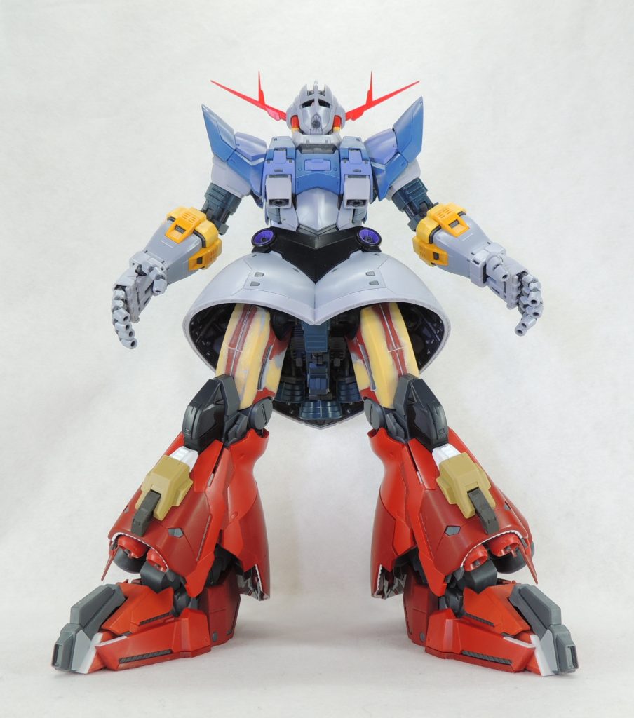 ■脚部について大腿部は、サザビーのままでは少し間延びしている印象を持ったため、5mm程度切り詰め、エポキシパテで丸型を角型に形状を変更しました。スネはサザビーのサイドアーマーを移植し、30МMやジャンクパーツでデコレートした後、ファンネルをメガ粒子砲に見立てて設置しています。スネの取付基部には可動式アームを内蔵しており、フレキシブルに可動します。爪先はオプションパーツセットガンプラ07(パワードアームズパワーダー)を加工して取り付けました。