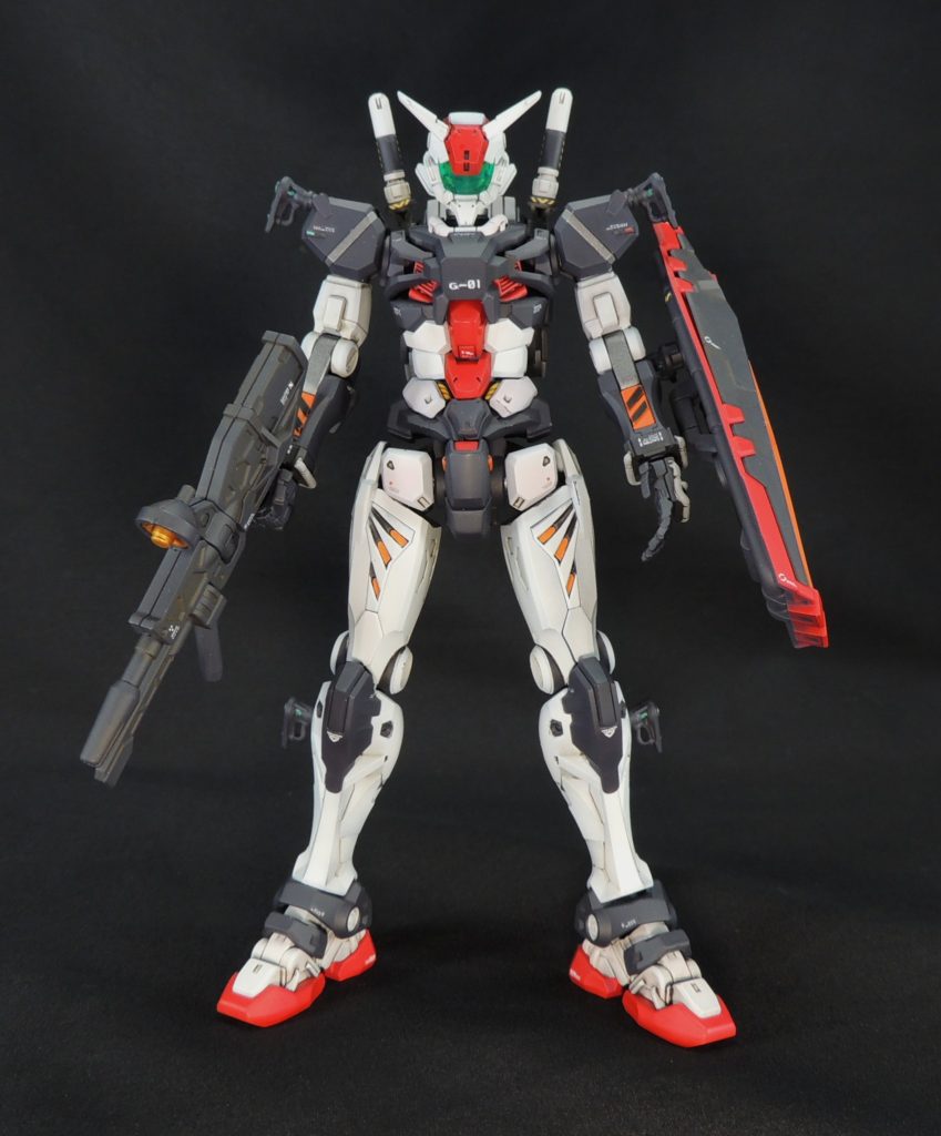 自作の首パーツを使用することにより、適切な位置で顎を引くことができ、立ち姿が決まるようになりました。また、白いガンダムの頭部とのコンバーチブル仕様にすることもできました。