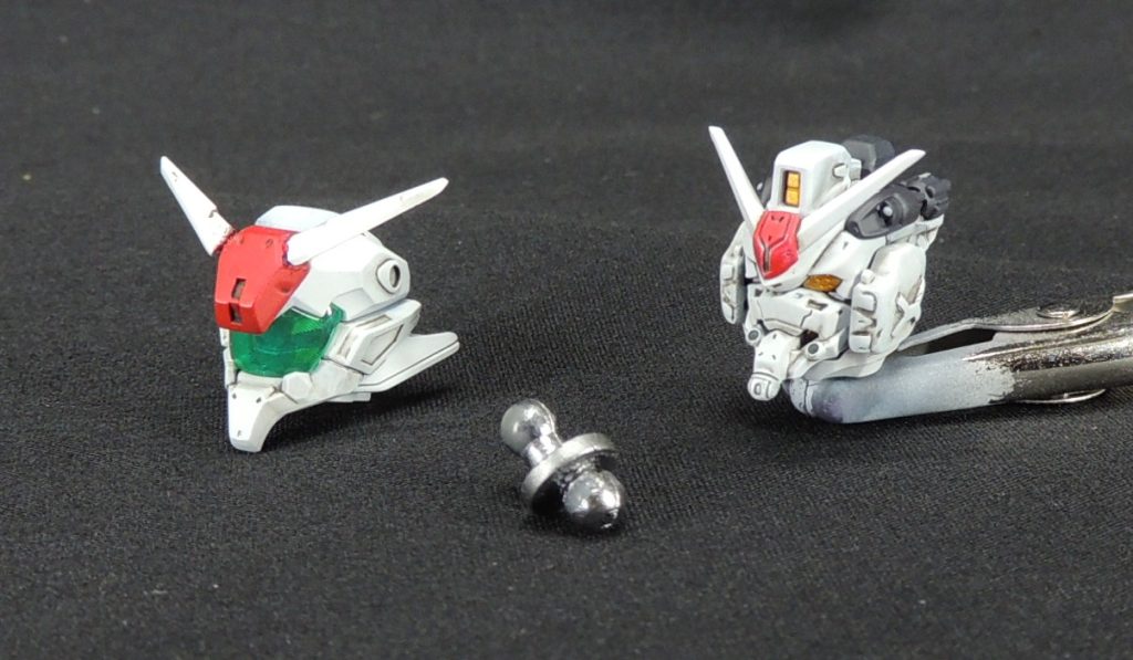 塗装後の頭部パーツです。模型的な遊び心として、白いガンダムの頭部をオプションパーツとして製作し、コンバーチブル仕様にしてみました。