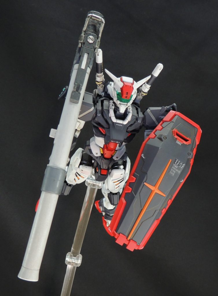 ■武装赤いガンダム付属のビーム・ライフルのほか、1/144RGガンダムからハイパー・バズーカを流用しています。発射エフェクトは、HGUC 1/144 トリプルドムセットの「バズーカ用噴煙エフェクトパーツ」を取り付けてみました。