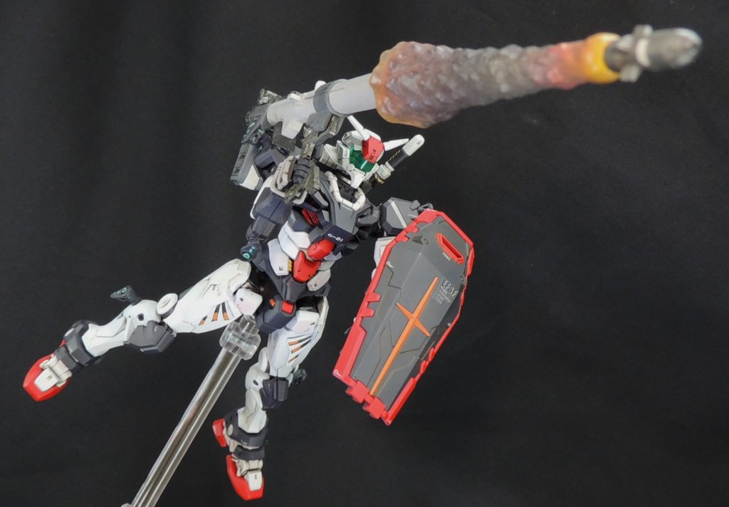 ■ハイパー・バズーカの加工HGUC 1/144 トリプルドムセットの「バズーカ用噴煙エフェクトパーツ」は、そのままではハイパー・バズーカに取り付けることができないため、バズーカの内側をウェーブ製HG ハンドリーマー等で削り、内径を広げて接続しやすいように加工しました。