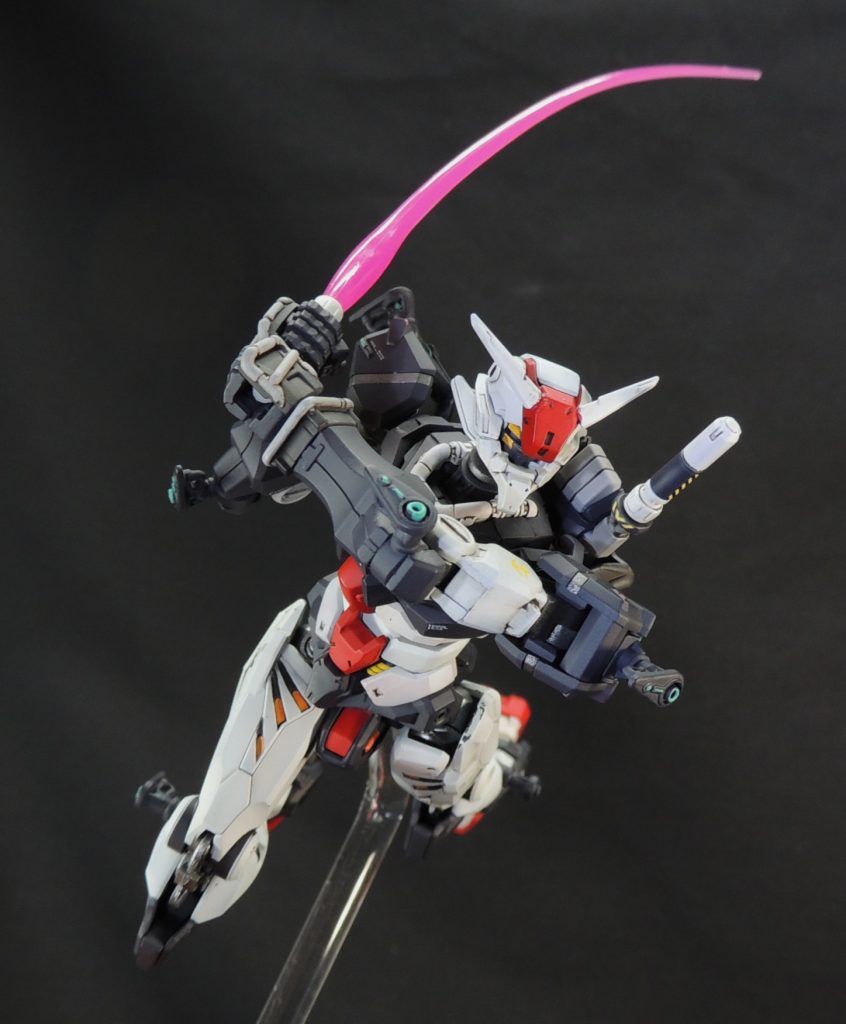 シャアのガンダムにシールドを頭部に叩きつけられバイザー部が割れてしまうも、果敢に斬りかかる！