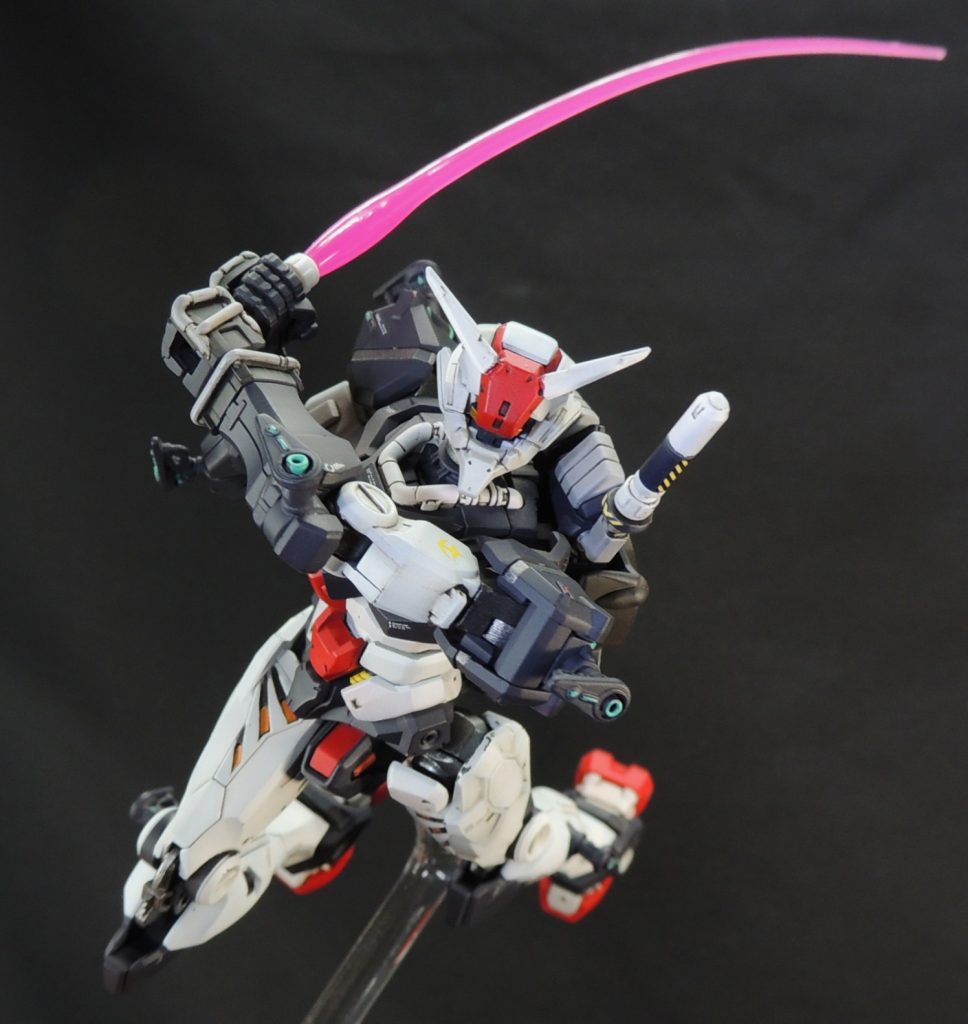 01ガンダムのパイロットはかなりの腕前で、慣熟訓練中にもかかわらず、シャアと互角に渡り合っていました。パイロットは、アムロ？セイラ？シイコ？と、想像が膨らみます…。