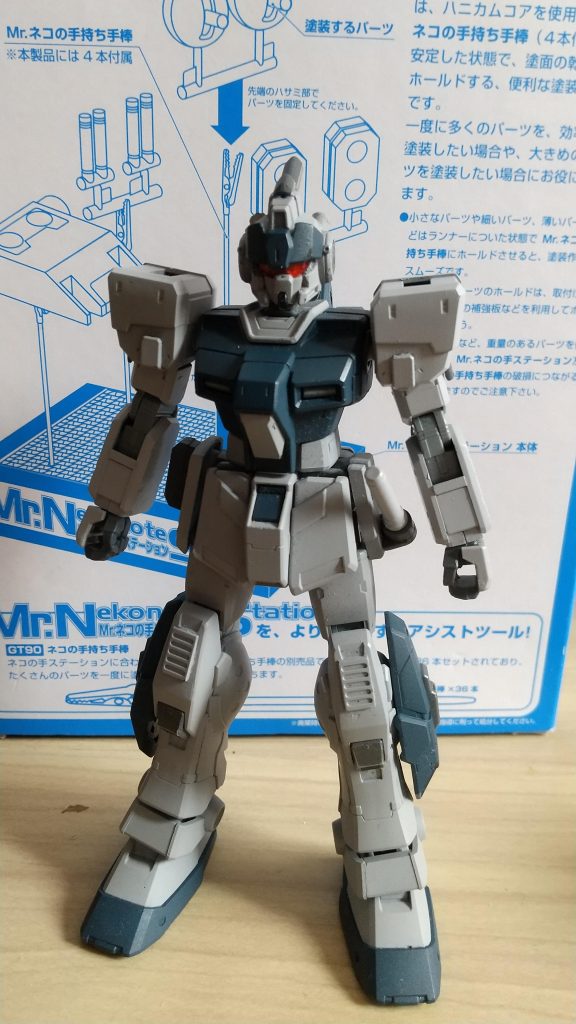 機体ベースはペイルライダー。そしてバックパックはスナ2で肩はスパルタン。腰と顔に少しだけブルーディスティニー1号機。膝にはなんのパーツか忘れちゃったけど装甲材みたいなのを貼って情報量を少しでも上げようとしました。色味はグレイヴっぽさがあるような試作実験機のような色を模索。結果ミッシングリンクのスレイヴ・レイス隊みたいになっちゃった。