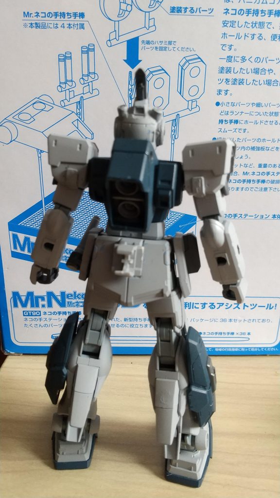 背部はこんな感じ。お尻の部分に陸戦型ジムのロケランマウントラッチを付けてロケラン持たせられるようにしてます。