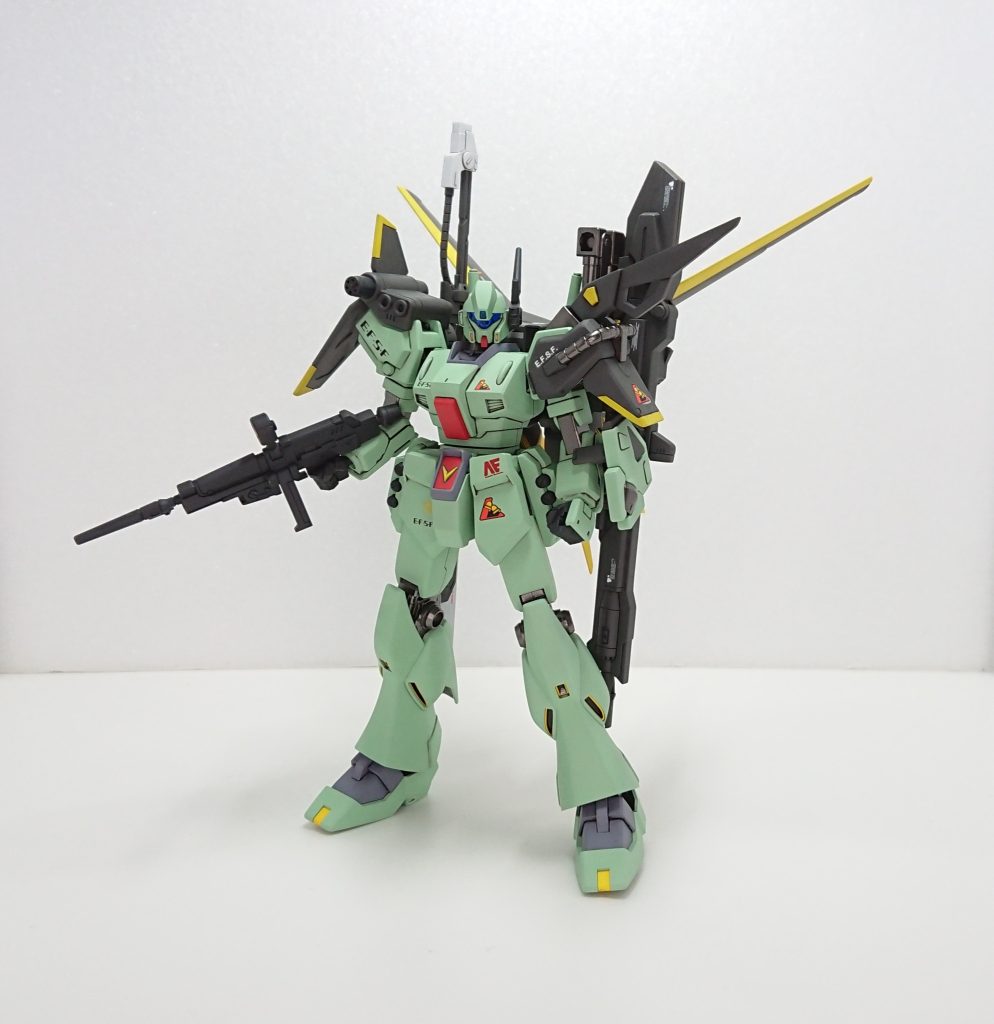 正面ジェガンにパーフェクトストライクの要素を掛け合わせた機体で、ストライク側の武装は宇宙世紀の原理で稼働する設定になってます。