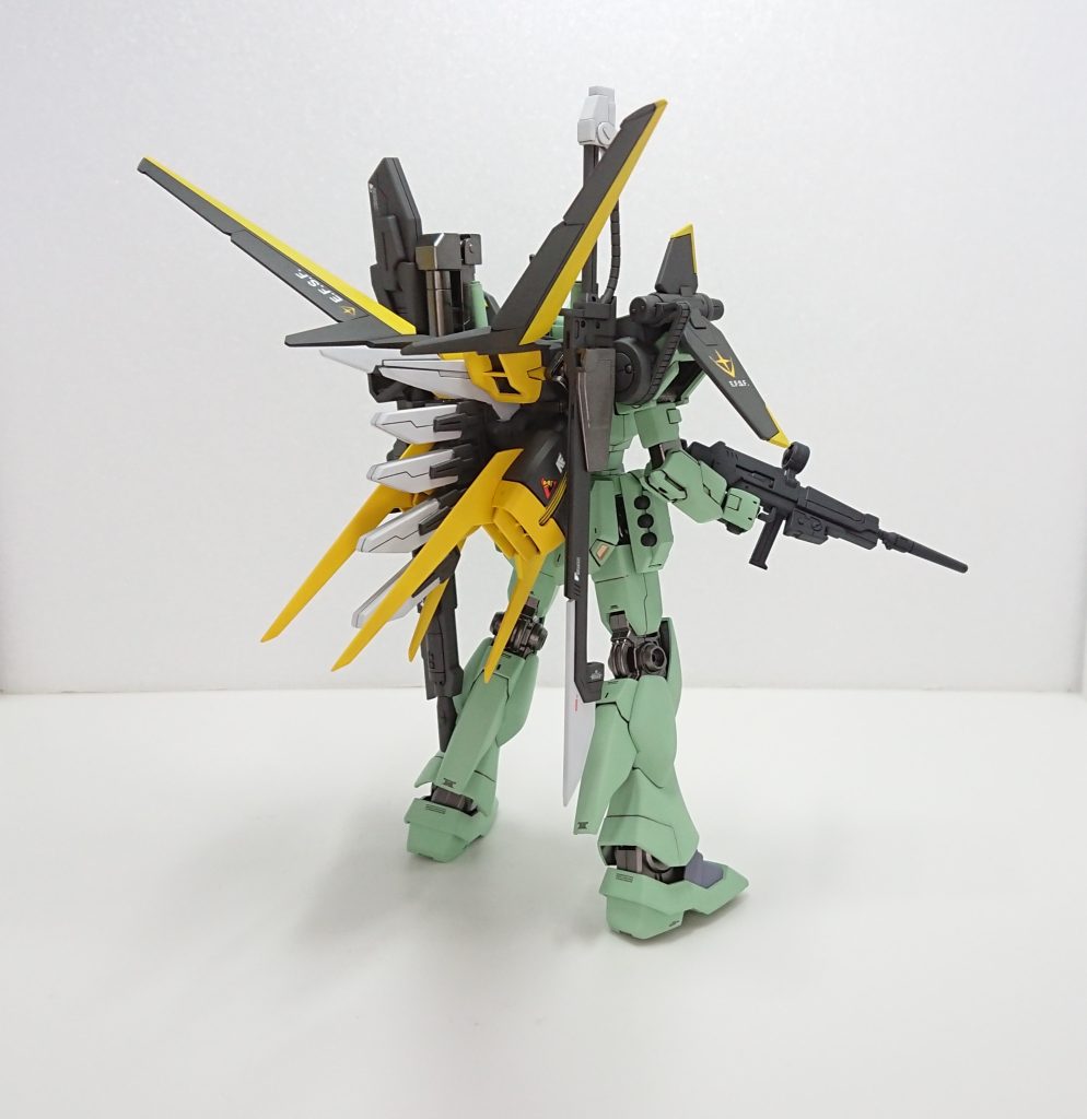 背面マルチプルアサルトストライカーに装備されている予備バッテリーはアグニを改造したランチャーのエネルギーマガジンに設定変更されてます。