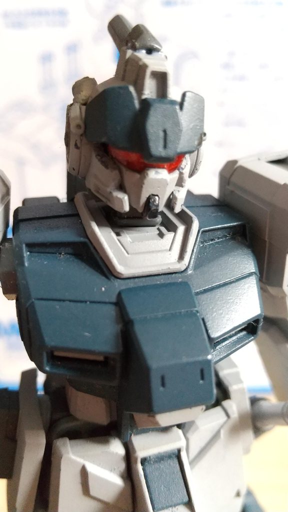 頭部アップ。ペイルライダーの頭部を削ってブルー1の顎パーツを上手くはめました。システム発動で目のクリアパーツ変えれるようにしたかったけど自分の技術が至らず赤色で固定。元々から赤色で発動したら内側のツインアイがさらに光る、見たいなイメージに設定変更…!(ホコリとボロボロ感がやばい…)