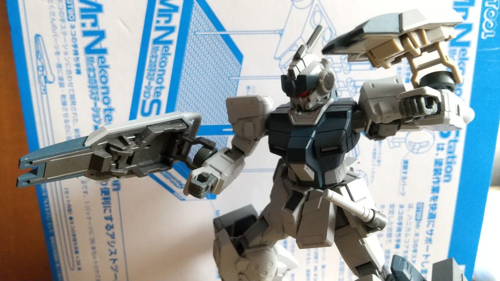 基本武装は陸戦型シールド×2、脚部ミサイル×2、ビーム・サーベル、スパルタンのマシンガン、そして頭部バルカン。 陸戦型シールド二つ余ってたのでこういう風に接近戦でシールドクロー使って圧倒するみたいな戦い方もいいなと思いました(あんまり陸戦型シールドのクローを使うアニメとかゲームとかないよね?)。