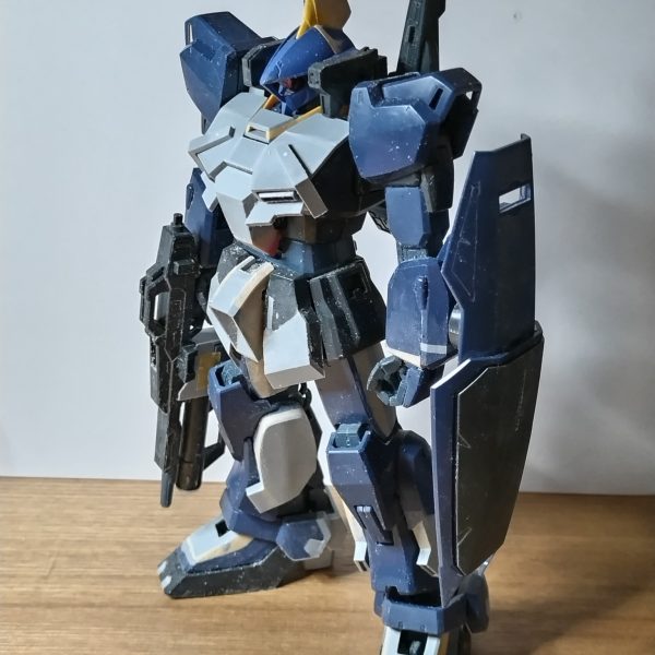 MGのMk-Ⅱをベースにしたバーザム改です。概ね全身に手を付けた状態です。この後、もう少しスリッパに手を入れました。頭にマシンヘッドを使った以外は、プラ板とエポパテによる工作です。ほぼイメージ通りのかたちに出来たかなと思います。ココから整面、ディテールアップ、塗装、仕上げへと入ります。現在、仕上げ作業中ですので、週末にはアップ出来ると思います。（2枚目）