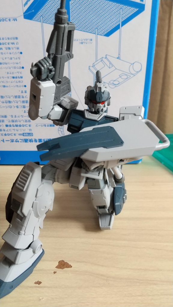 シンプルに右手に銃、左にシールドってのもいいですね。THE・連邦機って感じがする。