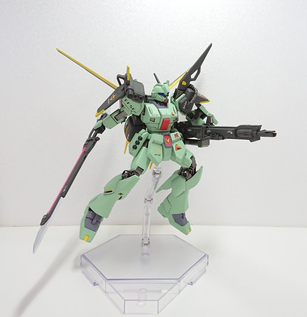 ハイパー・メガ・ランチャー超高インパルス砲「アグニ」を改修したハイパー・メガ・ランチャー、マルチプルアサルトストライカーに装着されているエネルギーパックのエネルギーを丸ごと1つ使用し、スパーク光を帯びた強力なビームを発射する、エネルギーパックは4つしか装備していないため4発しか撃てないがその分威力は絶大で、MS程度なら掠めただけで撃破できる。(要は取り回しの悪くなったでかいビームマグナム、写真では隠れてますが実はちゃんと構えれなくて裏で腕からハンドパーツがほぼ抜けてます。) 他にもハンド・グレネード、2連装バルカンポッドシステム、肩部ガトリング砲、肩部2連装ミサイルランチャーといった近距離用の武装を装備している。