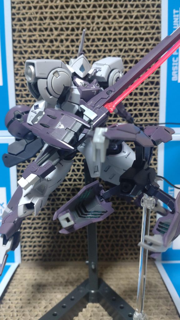 片手で対艦刀を扱うため、大振りになり隙を晒しますが、左手のビームブレイサーの意識外からの攻撃により、隙を囮にすることが出来る想定です。