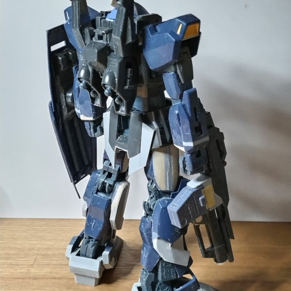 MGのMk-Ⅱをベースにしたバーザム改です。概ね全身に手を付けた状態です。この後、もう少しスリッパに手を入れました。頭にマシンヘッドを使った以外は、プラ板とエポパテによる工作です。ほぼイメージ通りのかたちに出来たかなと思います。ココから整面、ディテールアップ、塗装、仕上げへと入ります。現在、仕上げ作業中ですので、週末にはアップ出来ると思います。（3枚目）
