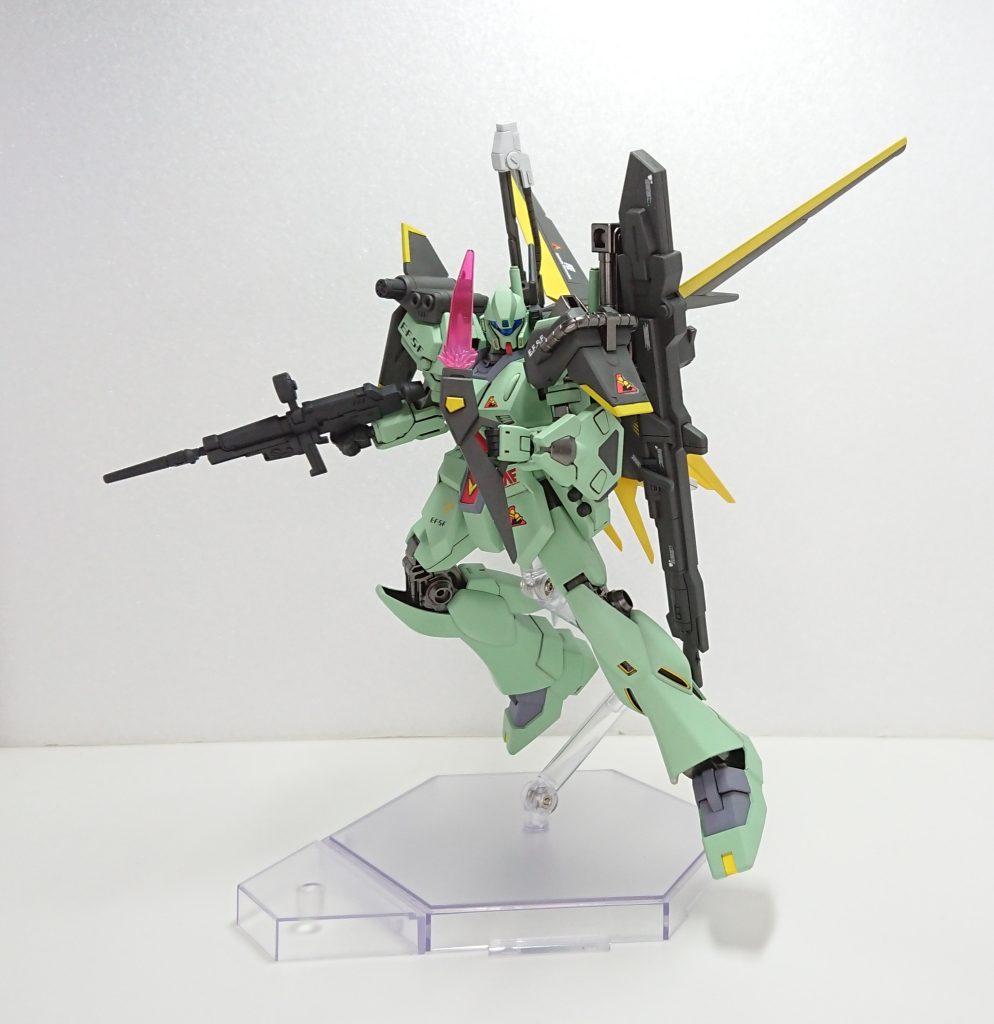 ビーム・ブーメラン手持ちのビームサーベルとしても使用可能な投擲武装、ビーム刃形成にIフィールドを用いている以外は元のマイダスメッサーと同性能。