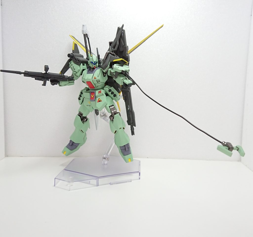 ハンド・アンカー敵機の捕捉や破壊に使用する名称が宇宙世紀風にされたパンツァーアイゼン(肩とかいろいろ干渉してもうこれ以上腕が上がりません…)。