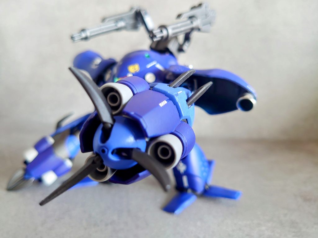 アメイジングズゴックの腕部は、とても迫力があります。カラーは、ベースのインディゴに少し明るい青を配色。後付で付けたような印象にしました。