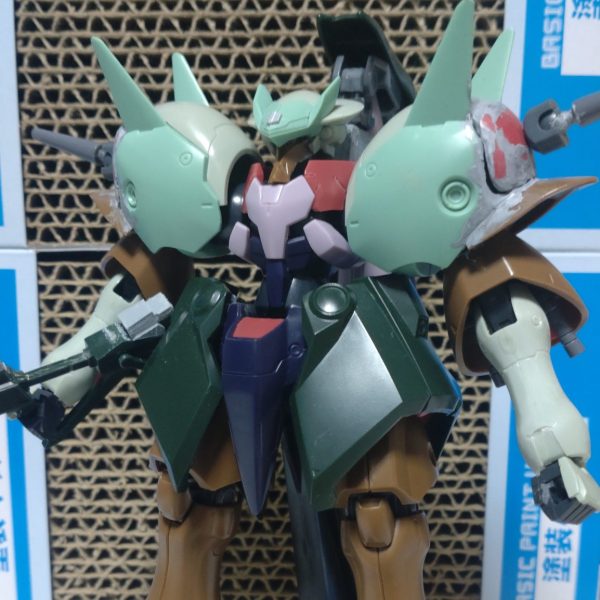 ガシリーズとガブスレイをミキシング作品を作成中です。制作に至った経緯としては、共通点として胸周りが小さく肩が大きめであること、名称がガ始まりであることに気づいたためです。これからスジボリやプラ版などで情報量を追加しつつ進めていこうと考えてます。（1枚目）