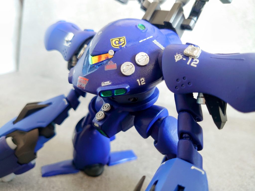 サイクロプス隊をリスペクトしている設定にしたかったので、ロゴマークを貼り付け。マークの剥がれを表現するために傷をつけてみました。魚雷ハッチは30MMのパーツで閉じ、ビーム兵器主体であることを表現しました。