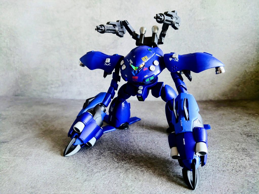 肩部にスラスターを2機とスラスターカバー兼増加装甲を追加。肩部にはダクトを追加、股関部はセンサーを追加。