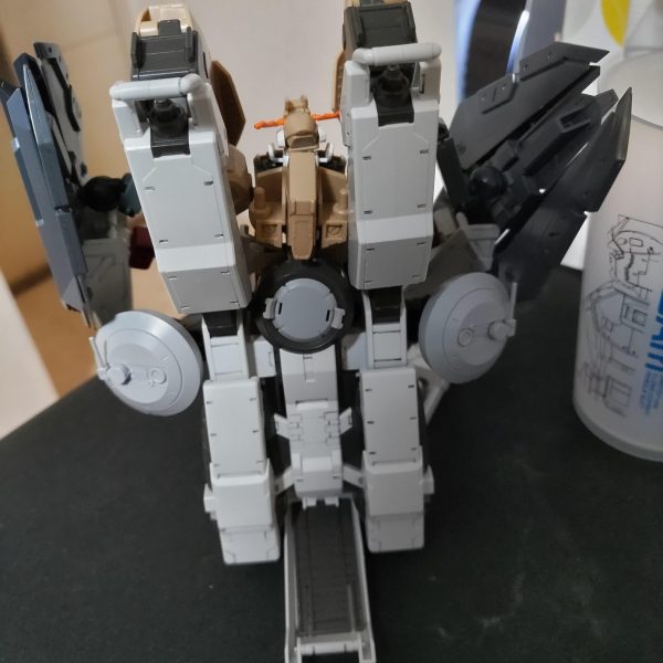 ずっと作りかけになってるグシオンの防御、索敵、運搬の支援型機です。アームの接続方法と変形後のパーツ固定で悩んでます…一応クタン参型っぽく変形します（2枚目）