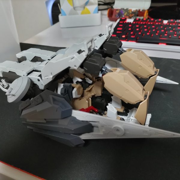 ずっと作りかけになってるグシオンの防御、索敵、運搬の支援型機です。アームの接続方法と変形後のパーツ固定で悩んでます…一応クタン参型っぽく変形します（3枚目）