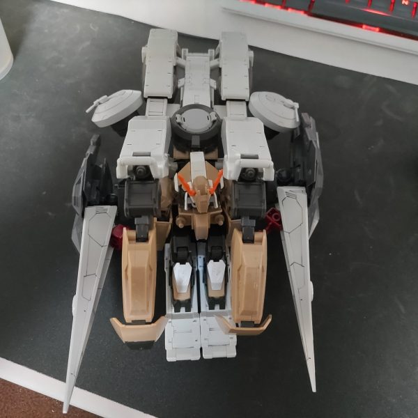 ずっと作りかけになってるグシオンの防御、索敵、運搬の支援型機です。アームの接続方法と変形後のパーツ固定で悩んでます…一応クタン参型っぽく変形します（4枚目）