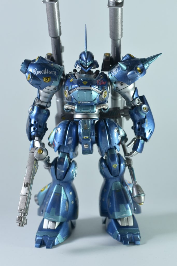 正面①スジボリやプラ板工作とメタルパーツで情報量追加、両肩パーツの接続位置変更しました。