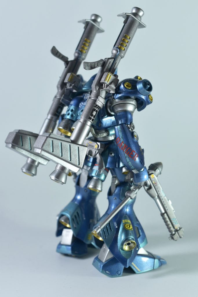 ナナメ後ろ右腕のdangerデカールも気に入ってます(zaku-kao2)