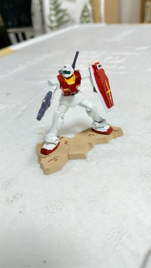 小さくて笑ってしまいました。とりあえず、手近にあったガンダムマーカー使ってみました。