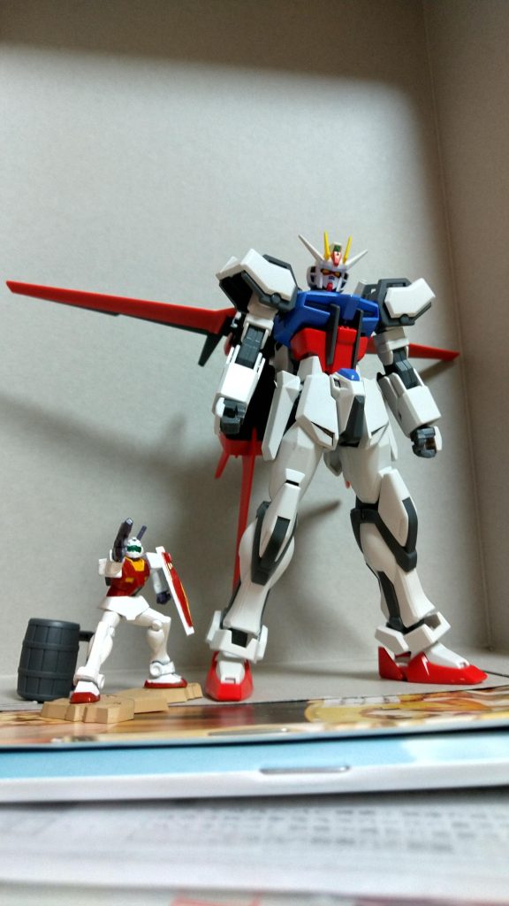 皆さんの家にもあるEGストライクと並べてみました。