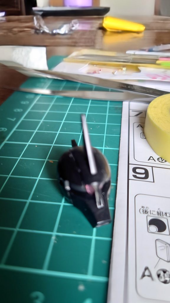 下記で作成したモノアイが少し大きくを更に加工して頭部に装着