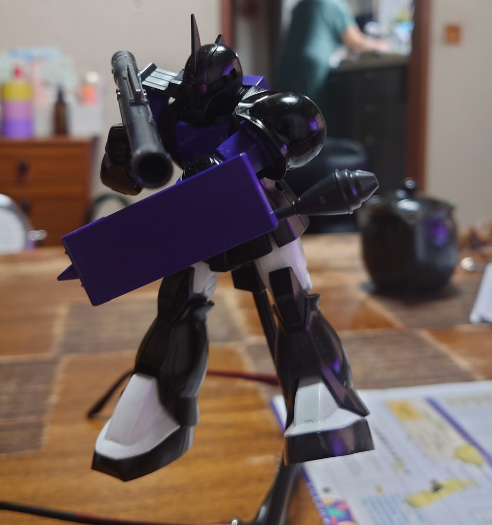 この段階でデカール貼らないほうが格好いいのではと悩みました