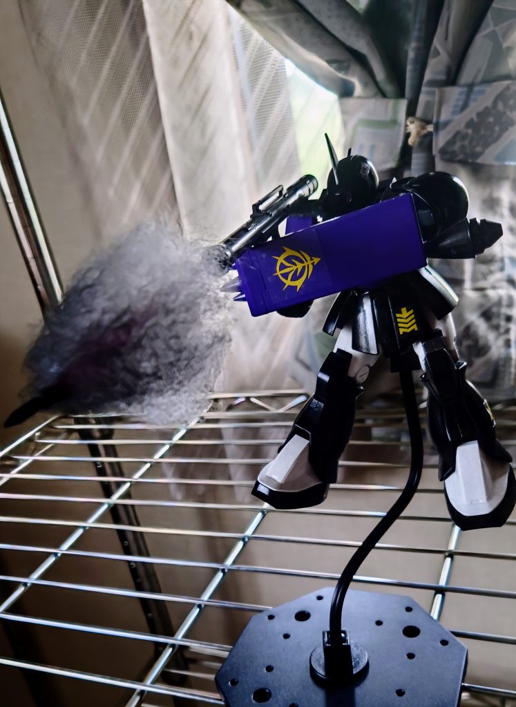 中古の旧ザクなったのですが入ってたデカールが劣化していてデカールが失敗でした