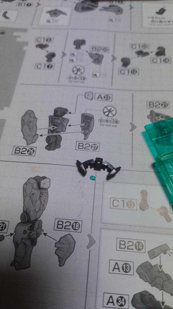 今回のワンポイント　クリアランナーを削り出して腰のグリーンを作成