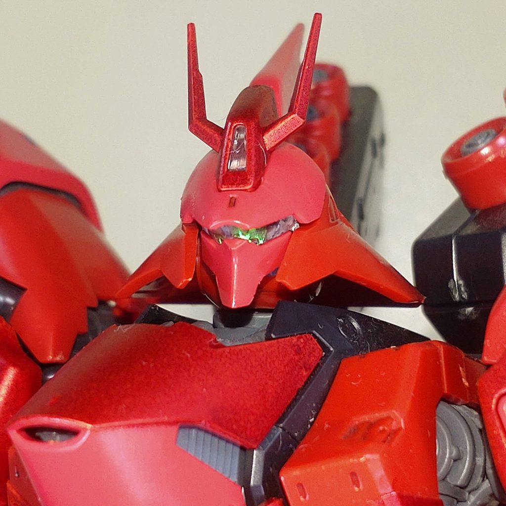 頭部・胴体。 頭部のアンテナ部分及び胴体上面の装甲部分にロイヤルメタレッドを塗装した以外はキットのままです。